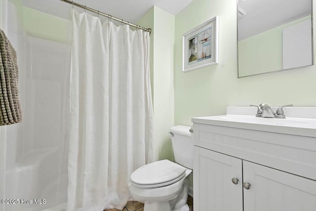 bathroom with a shower with shower curtain, vanity, and toilet