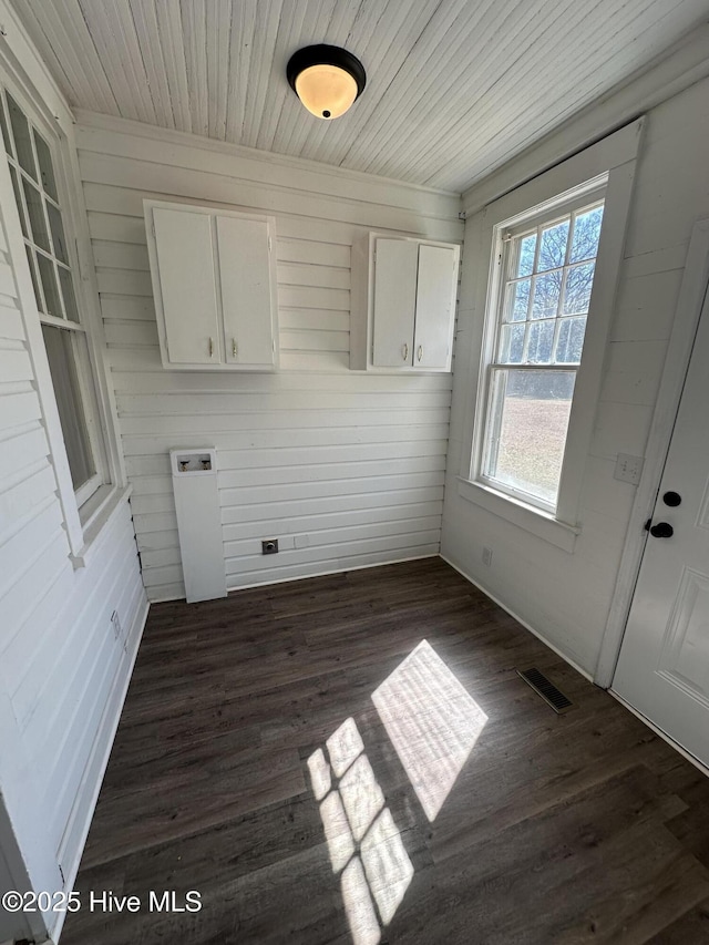 interior space featuring cabinet space, visible vents, dark wood finished floors, and washer hookup