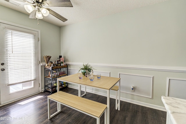 dining area featuring a ceiling fan, dark wood-style flooring, visible vents, and a textured ceiling