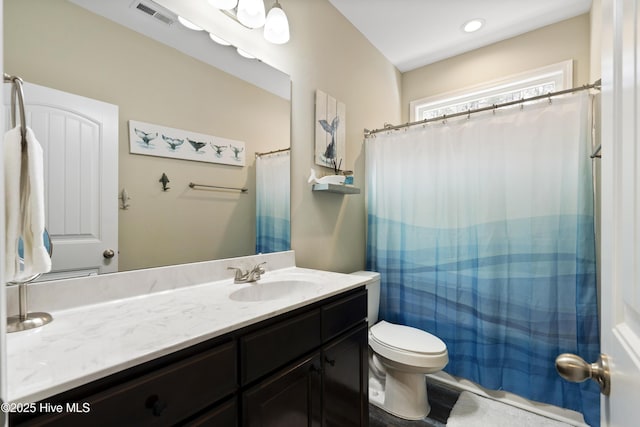 full bathroom featuring visible vents, toilet, vanity, and a shower with curtain