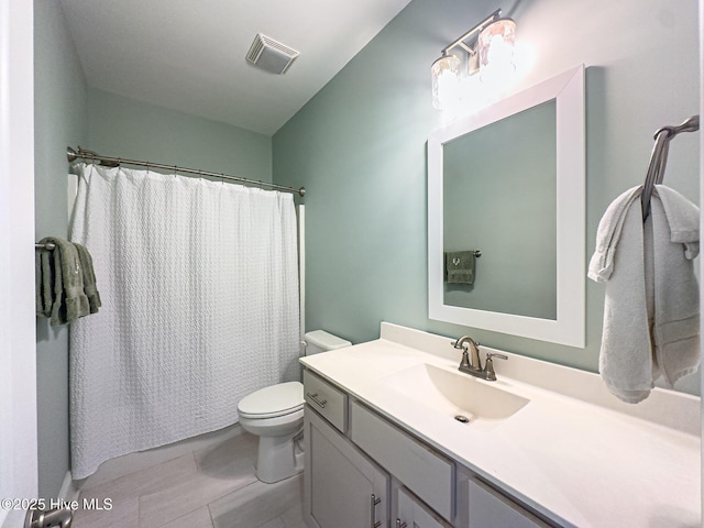 full bath featuring a shower with shower curtain, visible vents, vanity, and toilet