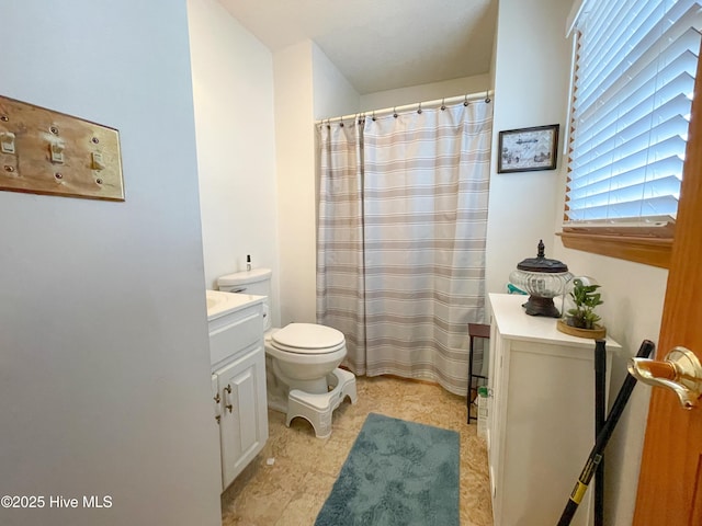 full bath featuring toilet, curtained shower, and vanity