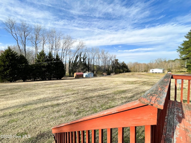 view of yard featuring an outdoor structure