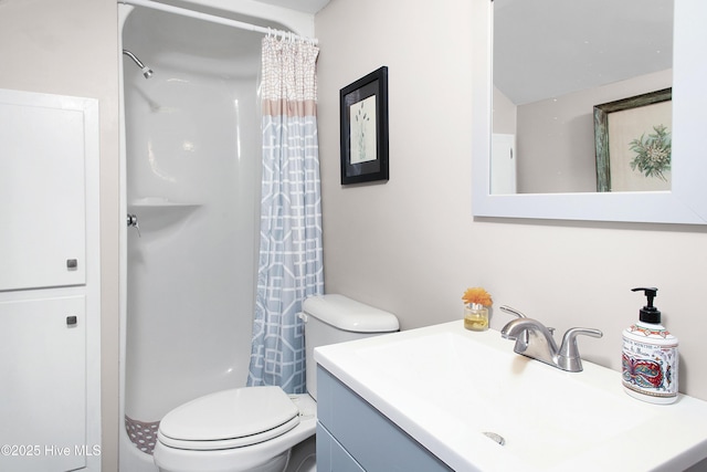 bathroom with a shower with shower curtain, vanity, and toilet