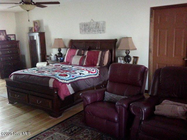 bedroom with light wood-style floors and a ceiling fan