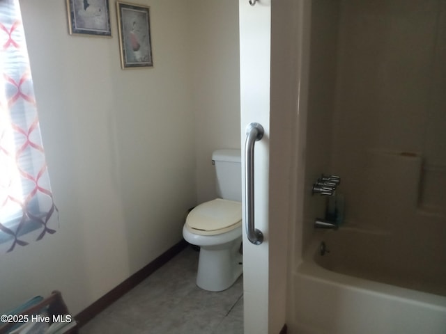 full bath featuring baseboards, shower / bathing tub combination, toilet, and tile patterned floors