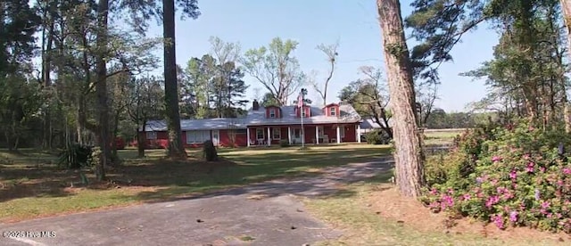 view of front facade with driveway