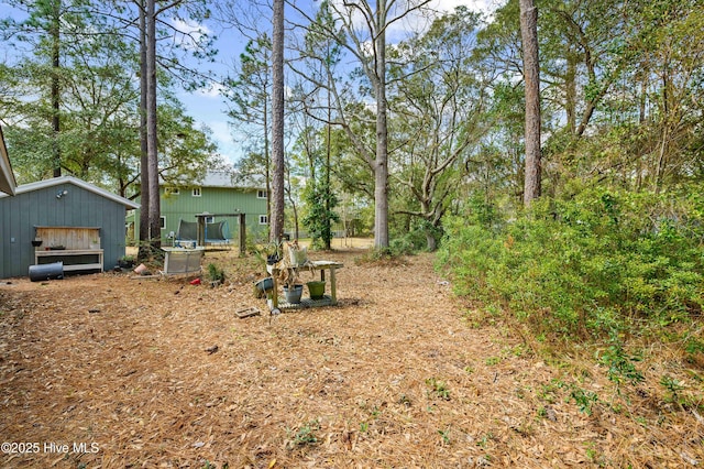 view of yard featuring a detached garage