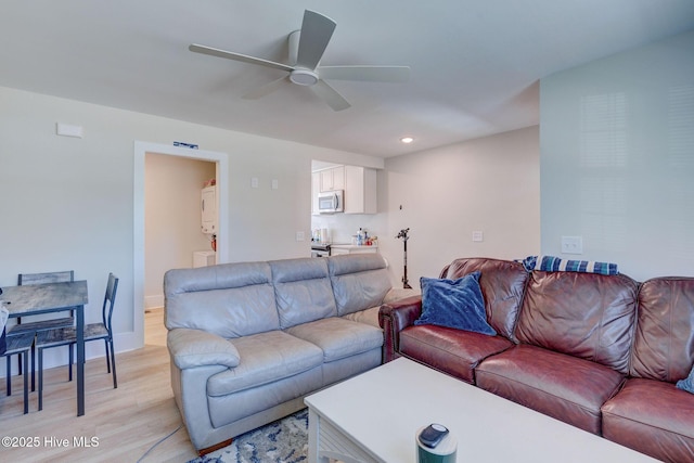 living room with baseboards, recessed lighting, a ceiling fan, and light wood-style floors