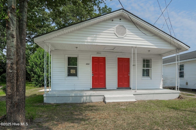 view of front of property featuring a porch and a front lawn