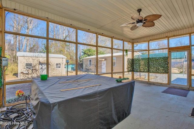 sunroom / solarium featuring ceiling fan