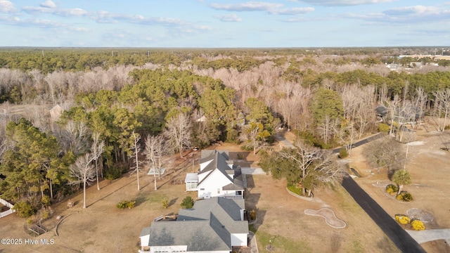 birds eye view of property featuring a forest view