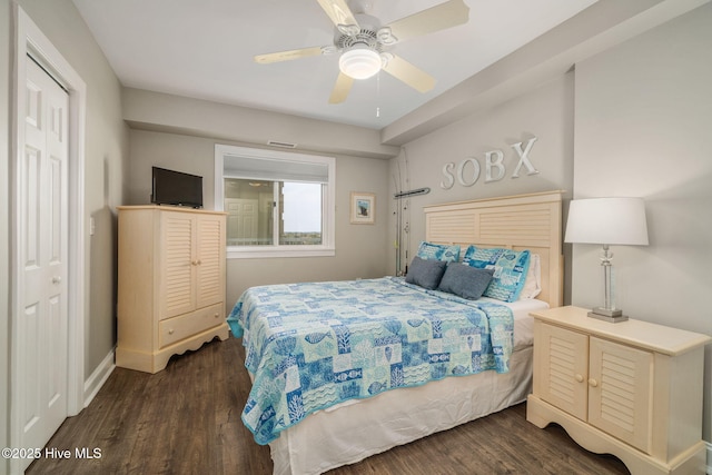 bedroom featuring ceiling fan, baseboards, and dark wood-style flooring