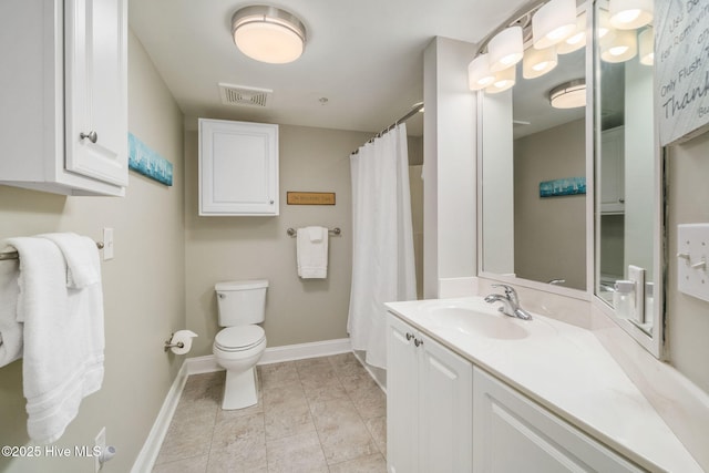 full bathroom with toilet, a shower with shower curtain, vanity, visible vents, and baseboards