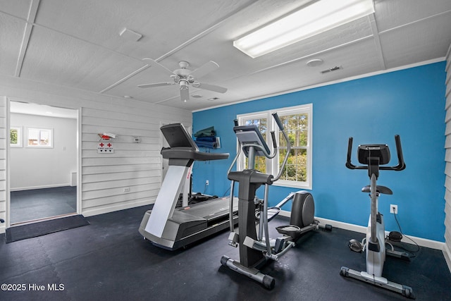 workout room with baseboards, ceiling fan, visible vents, and a healthy amount of sunlight