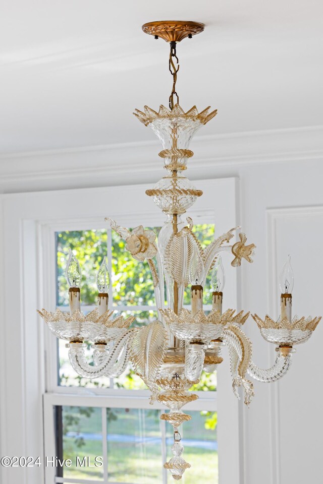 room details featuring an inviting chandelier and crown molding