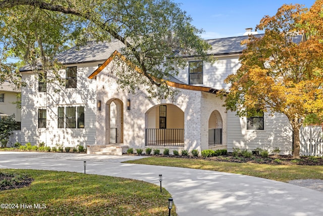 view of front of house featuring a front lawn