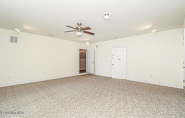 unfurnished room featuring ceiling fan, light carpet, visible vents, and baseboards