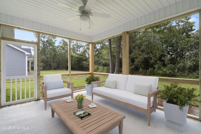 sunroom / solarium featuring a ceiling fan