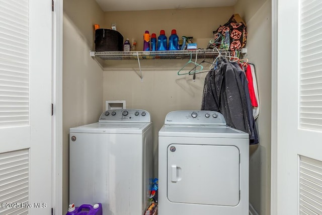 laundry room with laundry area and washer and clothes dryer