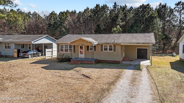 single story home featuring crawl space and a front yard