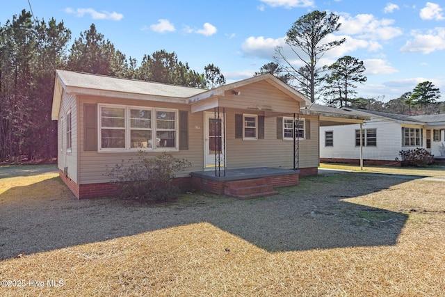 view of front of property featuring a front yard