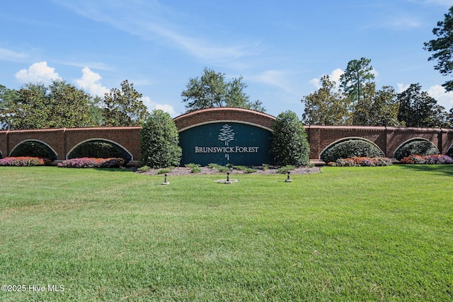 community / neighborhood sign with a yard