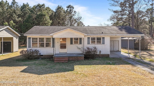 view of front of property featuring a porch, a front yard, and crawl space