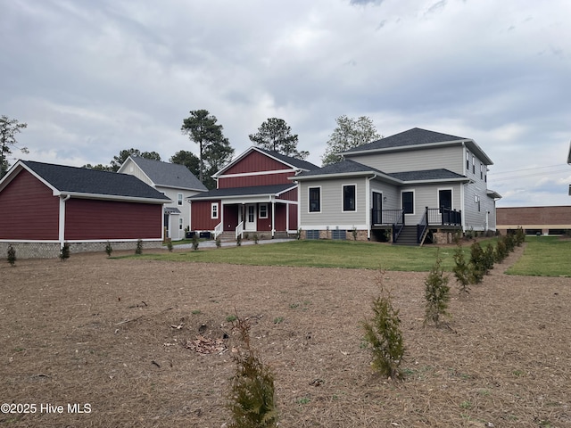 view of front of home featuring a front lawn