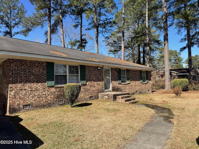 ranch-style home featuring crawl space, brick siding, and a front lawn