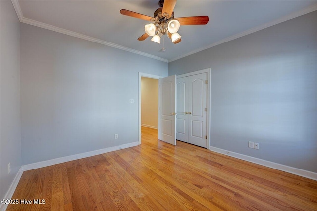 empty room with baseboards, ornamental molding, light wood-style floors, and ceiling fan