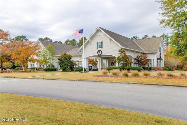 view of front of house featuring a front lawn