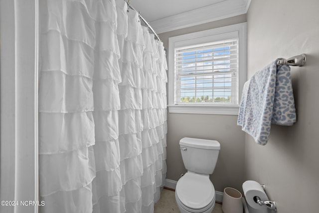 bathroom featuring toilet, a shower with curtain, baseboards, and crown molding