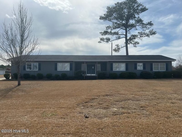 single story home with a front lawn