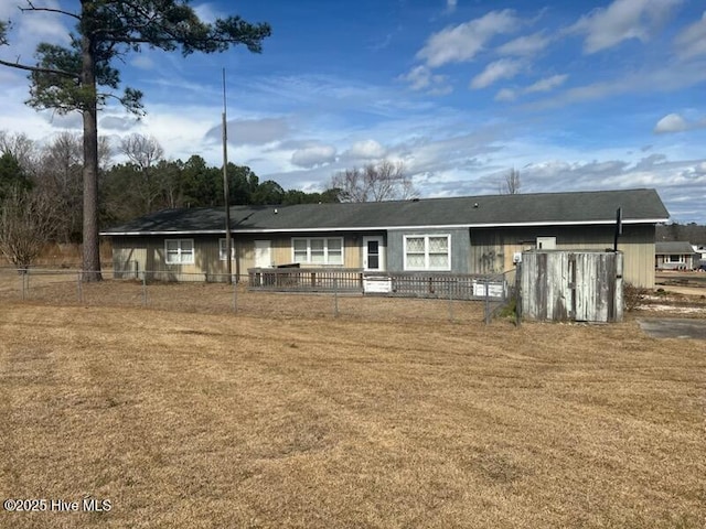 view of front of property with a fenced front yard