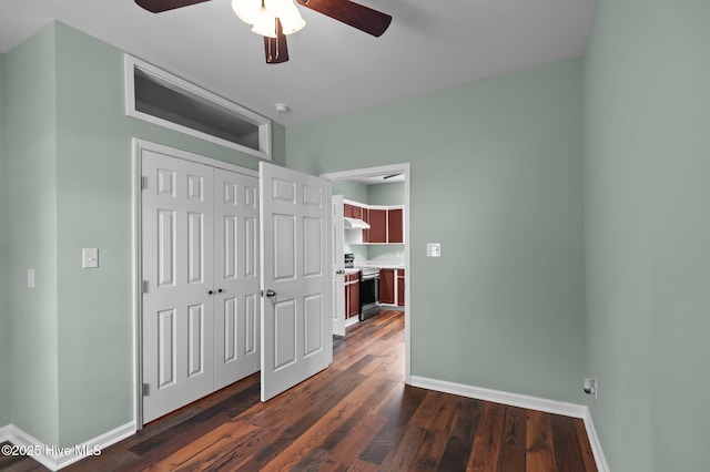 bedroom with dark wood-style floors, baseboards, a closet, and ceiling fan