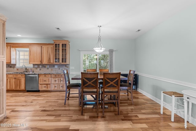 dining area with recessed lighting, light wood-type flooring, visible vents, and baseboards