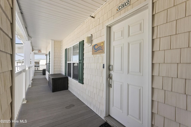 entrance to property featuring covered porch