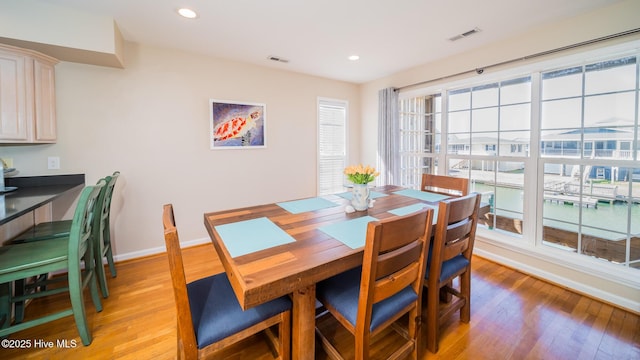 dining room featuring light wood-style floors, recessed lighting, visible vents, and baseboards