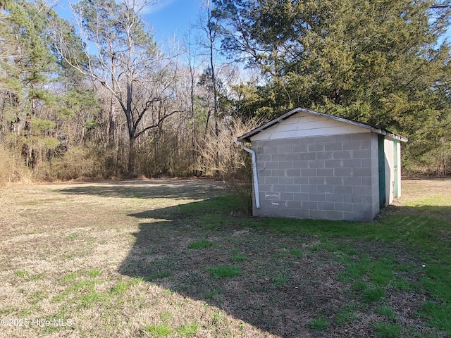 view of yard with a shed and an outdoor structure