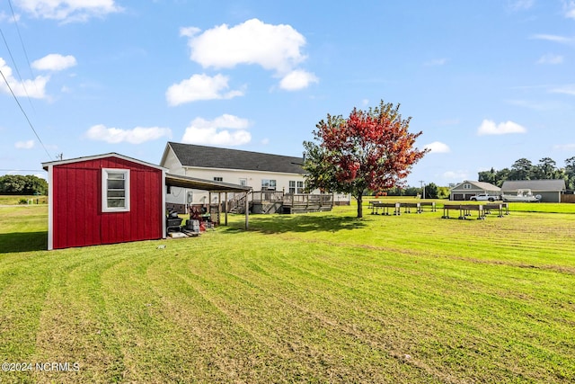 view of yard featuring an outbuilding