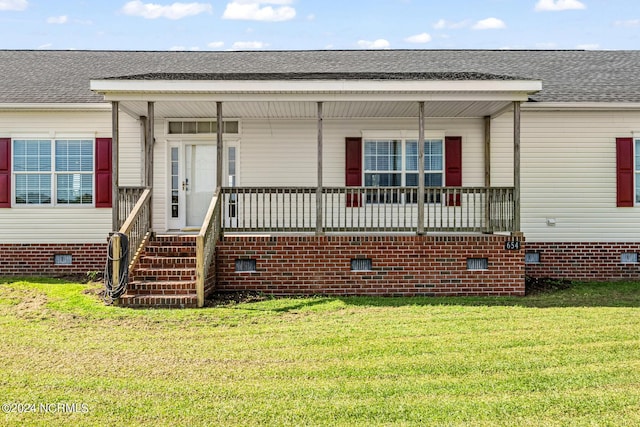 view of front of home featuring crawl space, covered porch, roof with shingles, and a front yard