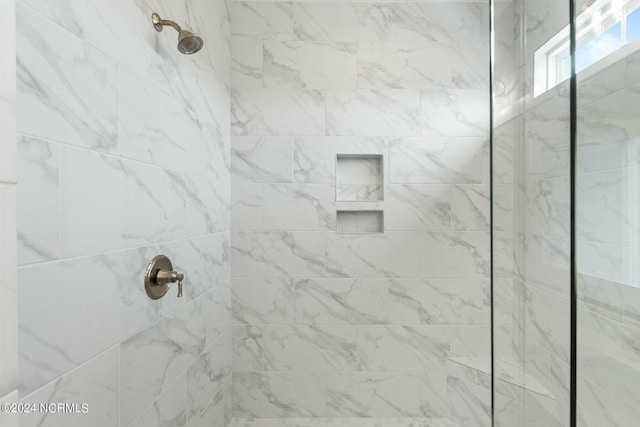 room details featuring a tile shower