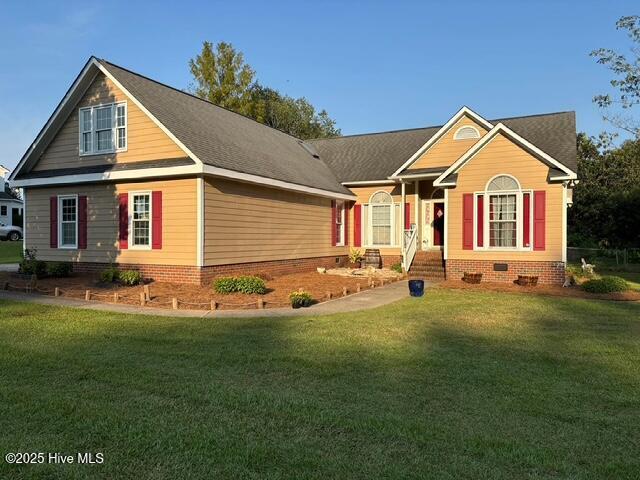 view of front of home featuring crawl space and a front yard