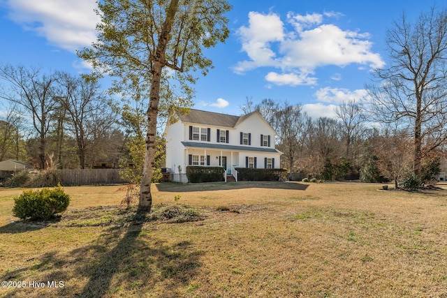 view of front of home featuring fence and a front lawn