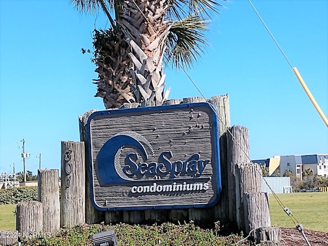 community sign with a yard