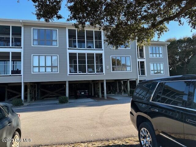 view of front of house with driveway and a carport