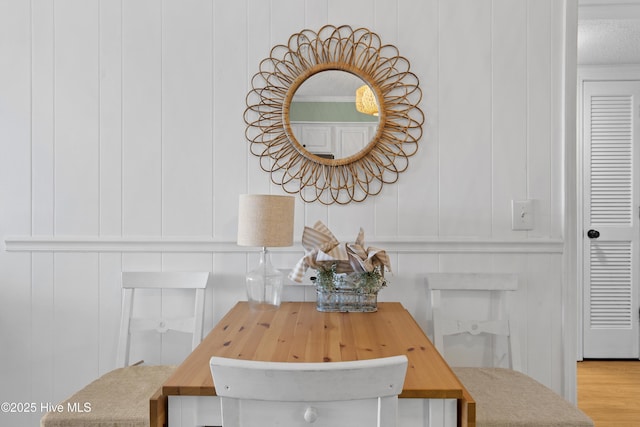 room details featuring a decorative wall