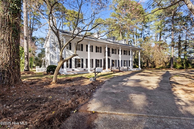 view of front facade featuring a porch and stucco siding