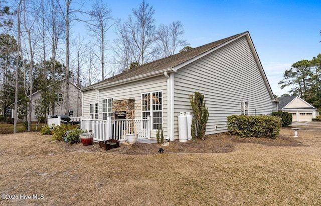 view of side of property featuring a lawn